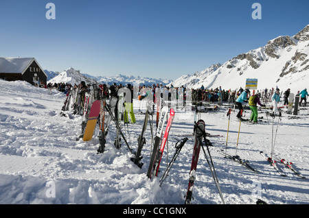 Les skis dans la neige à l'extérieur Ulmer Hutte restaurant ski occupé avec les skieurs en hiver dans les Alpes autrichiennes, St Anton am Arlberg Tyrol Autriche Banque D'Images