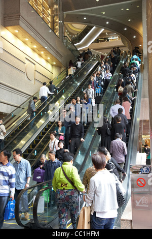 Escaliers mécaniques de centre commercial Times Square et d'une tour à bureau de hong kong hong kong horloge complexe asie chine Banque D'Images