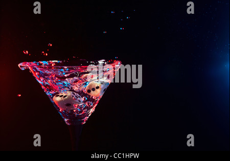 Dés l'automne dans un verre avec martini. Banque D'Images