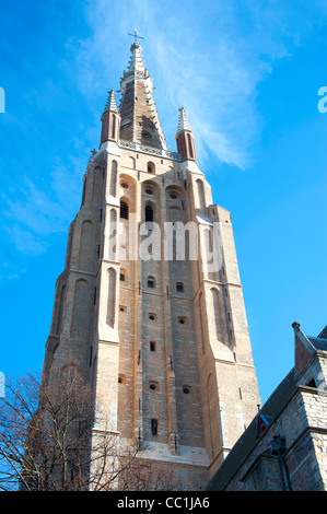 Vue extérieure de l'église de Notre-Dame Onze-Lieve-Vrouwekerk à Bruges Belgique Banque D'Images
