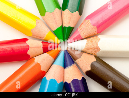 Ensemble de crayons de couleur sur fond blanc Banque D'Images