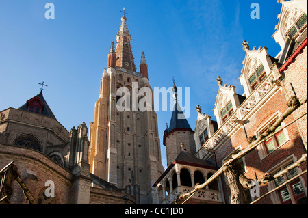 Vue extérieure de l'église de Notre-Dame Onze-Lieve-Vrouwekerk à Bruges Belgique Banque D'Images