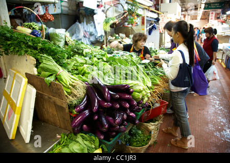 Des légumes frais et des herbes pour la vente à Yau Ma Tei marché alimentaire intérieur Kowloon Hong Kong Hong Kong Chine Asie Banque D'Images