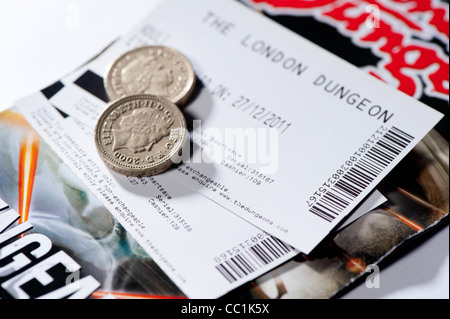 L'argent en plus des brochures touristiques de Londres et de billets Banque D'Images