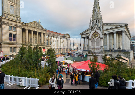 Marché de Noël en face de Birmingham Museum and Art Gallery et de la Mairie, Chamberlain Square, Birmingham, UK Banque D'Images