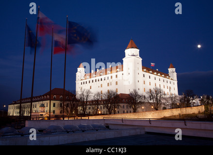 Bratislava - château du parlement dans la nuit et des drapeaux Banque D'Images