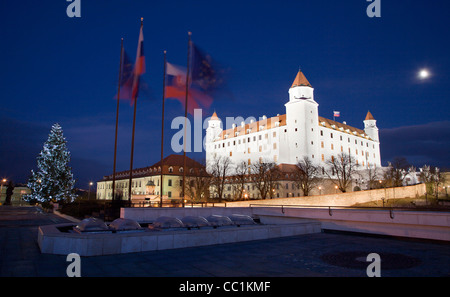 Bratislava - château du parlement dans la nuit et l'arbre de Noël et des drapeaux Banque D'Images