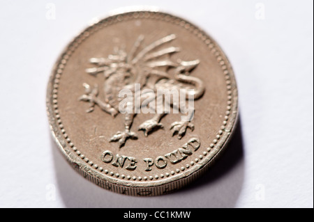 Euros et en livres sterling à côté de l'autre sur la surface blanche Banque D'Images
