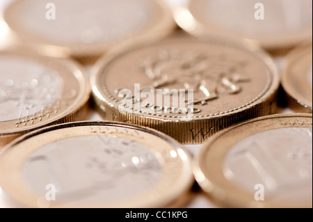 Euros et en livres sterling à côté de l'autre sur la surface blanche Banque D'Images