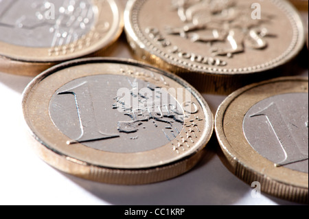 Euros et en livres sterling à côté de l'autre sur la surface blanche Banque D'Images
