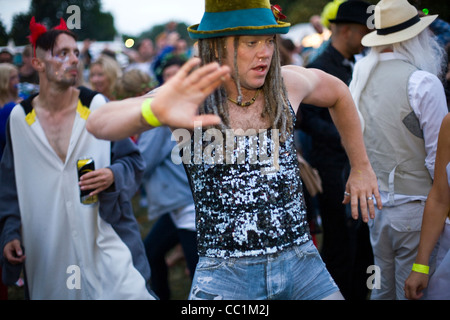 Un homme en costume danse au Standon Festival à Hertfordshire, l'un des meilleurs festivals petite boutique Banque D'Images