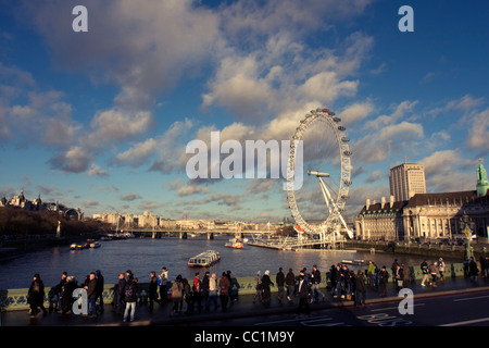 Vue sur la Tamise, le London Eye et les piétons marchant sur le pont de Westminster, Londres, Angleterre, Royaume-Uni Banque D'Images