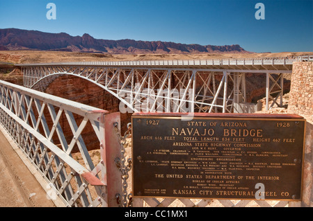 Inscrivez-vous à l'ancien pont Navajo, nouveau pont sur la droite, plus de Marble Canyon du Colorado, près de la ville de Marble Canyon, Arizona, USA Banque D'Images