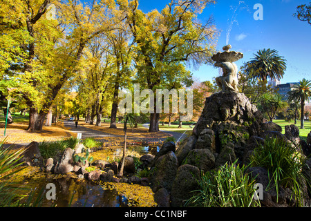 Les feuilles d'automne et la fontaine dans les jardins Fitzroy Melbourne Australie CBD zone. L'un des nombreux sites touristiques d'hiver pour les touristes. Banque D'Images