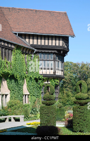 Le château de Cecilienhof à nouveau jardin de Potsdam. Banque D'Images