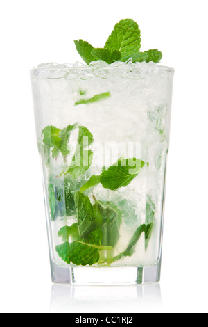 Mojito cocktail isolé sur fond blanc Banque D'Images