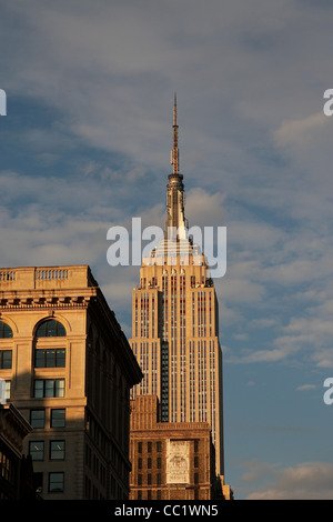 Une vue sur l'Empire State Building en fin d'après-midi du soleil. Manhattan, New York, United States Banque D'Images