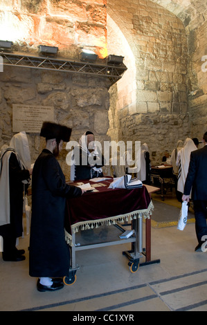 Les hommes juifs orthodoxes priant dans la partie intérieure du mur occidental ( Wilson arch ) dans la vieille ville de Jérusalem. Banque D'Images