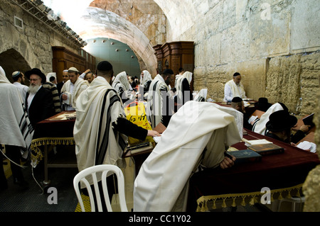 Les hommes juifs orthodoxes priant dans la partie intérieure du mur occidental ( Wilson arch ) dans la vieille ville de Jérusalem. Banque D'Images