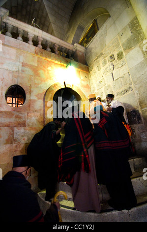 Les prêtres orthodoxes éthiopiens marche à travers l'église éthiopienne chapelle dans l'église du Saint-Sépulcre à Jérusalem. Banque D'Images