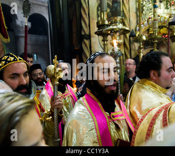 L'archevêque orthodoxe syrienne lors d'une procession à l'intérieur de l'église du Saint Sépulcre le Dimanche des Rameaux. Banque D'Images