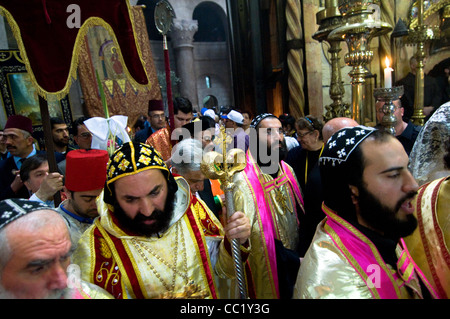 L’archevêque orthodoxe syrien lors d’une procession à l’intérieur de l’église du Saint Sépulcre le dimanche des Rameaux. Banque D'Images