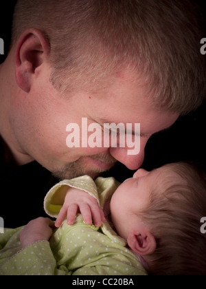 Avec amour papa tenant sa fille de bébé nouveau-né Banque D'Images