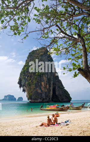 Les touristes de Phra Nang Beach (Hat Phra Nang) avec Happy Island dans l'arrière-plan. Railay, Krabi, Thaïlande Banque D'Images