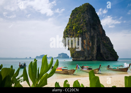 Bateaux Longtail au Phra Nang Beach (Hat Phra Nang) avec Happy Island dans l'arrière-plan. Railay, Krabi, Thaïlande Banque D'Images