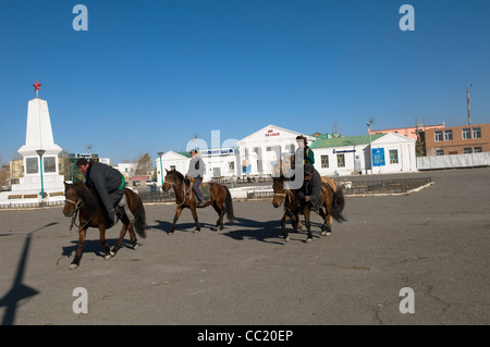 Les chasseurs eagle kazakhs équitation à travers le centre du Bayan-Ölgii, sur le chemin du festival des chasseurs. Banque D'Images