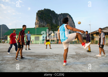 Les hommes de jouer une version de Sepak Takraw. Ko Panyi, Phang-Nga, en Thaïlande Banque D'Images