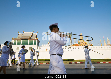 Marching Band à l'extérieur du Grand Palais pendant le Roi Bhumibol Adulyadej célébrations du 80e anniversaire. Bangkok, Thaïlande Banque D'Images