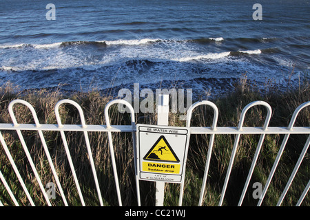 Signe ou mention Danger brusque chute, être sage de l'eau, au-dessus de falaises Roker North East England, UK Banque D'Images