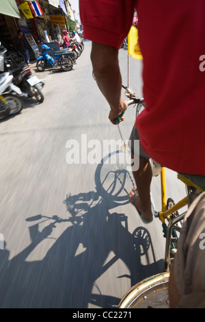 Vue depuis le siège passager d'un saamlaw (trois-roues pedicab). Kanchanaburi, Kanchanaburi, Thaïlande Banque D'Images