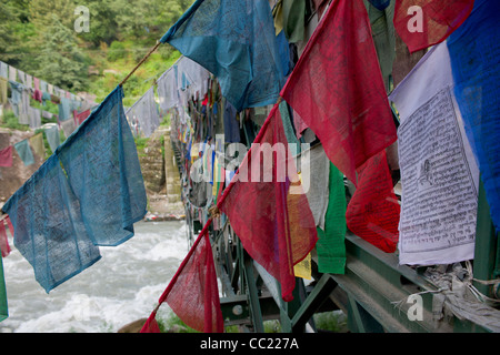 Drapeaux de prière bouddhiste sur un pont au-dessus de la rivière Beas, Manali, Himachal Pradesh, Inde Banque D'Images