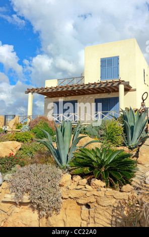 Petite maison d'été sur une falaise, Chlorakas, Paphos, Chypre Banque D'Images