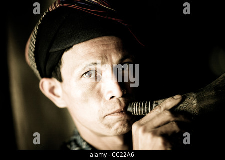 Portrait d'un chaman traditionnel à la Dao Rouge village tribal de Kim Thanh près de Sapa au nord du Vietnam, Asie du Sud Est. Banque D'Images