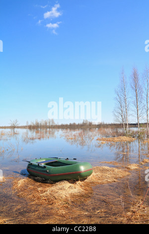 Bateau sur le lac en caoutchouc Banque D'Images