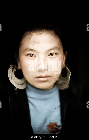 Portrait saisissant d'un Hmong noir traditionnel Tribeswoman au village de Sin Chai près de sapa au nord du Vietnam, S E L'Asie. Banque D'Images