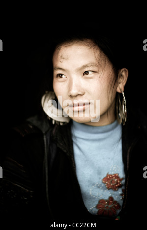 Portrait saisissant d'un Hmong noir traditionnel Tribeswoman au village de Sin Chai près de sapa au nord du Vietnam, S E L'Asie. Banque D'Images