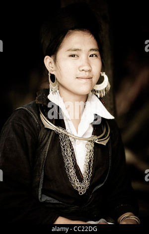 Portrait saisissant d'un Hmong noir traditionnel Tribeswoman au village de Sin Chai près de sapa au nord du Vietnam, S E L'Asie. Banque D'Images