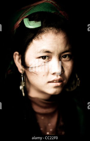 Portrait saisissant d'un Hmong noir traditionnel Tribeswoman au village de Sin Chai près de sapa au nord du Vietnam, S E L'Asie. Banque D'Images