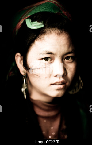 Portrait saisissant d'un Hmong noir traditionnel Tribeswoman au village de Sin Chai près de sapa au nord du Vietnam, S E L'Asie. Banque D'Images