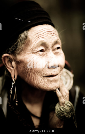 Portrait saisissant d'un Hmong noir traditionnel Tribeswoman au village de Sin Chai près de sapa au nord du Vietnam, S E L'Asie. Banque D'Images