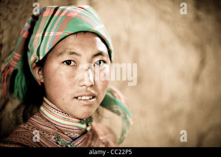 Portrait of a flower Hmong tribeswoman à hillside village près de Bac Ha, dans le nord du Vietnam, Asie du Sud Est. Banque D'Images