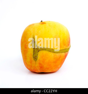 Pomme pourrie isolée sur fond blanc Banque D'Images