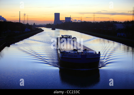 Fluvial, Datteln-Hamm-Kanal, canal artificiel pour le fret intérieur des navires, à l'aube. De Waltrop, l'Europe. Banque D'Images