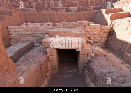 Entrée de la chambre funéraire dans le mastaba de brique de boue de gouverneur Khentika sa femme et son fils à Balat, Dakhla Oasis, Egypte Banque D'Images