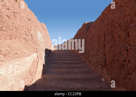 À la montée des marches à partir de la chambre funéraire dans le mastaba de brique de boue de gouverneur Khentika à Balat, Dakhla Oasis, Egypte Banque D'Images