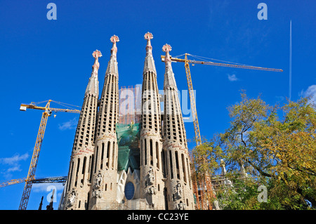Barcelone, Espagne. Temple de la Sagrada Familia (Antoni Gaudi, commencé en 1882, pas encore achevé les travaux de construction en cours) Banque D'Images
